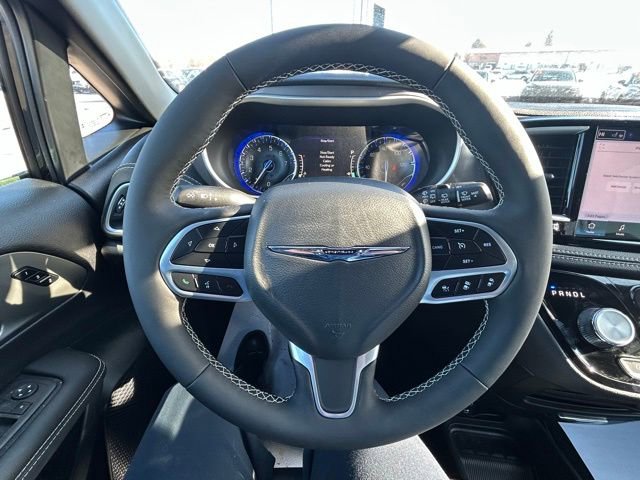 Used 2025 Chrysler Pacifica Select image 14