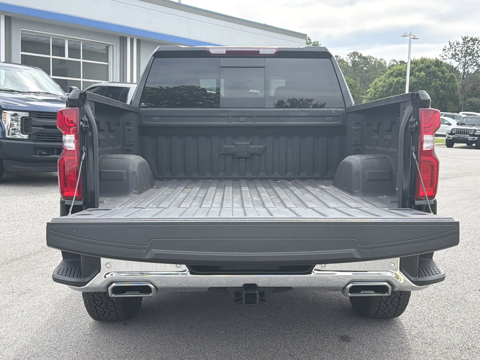 Used 2025 Chevrolet Silverado 1500 LTZ w/ LTZ Premium Package AWD/4WD image 35