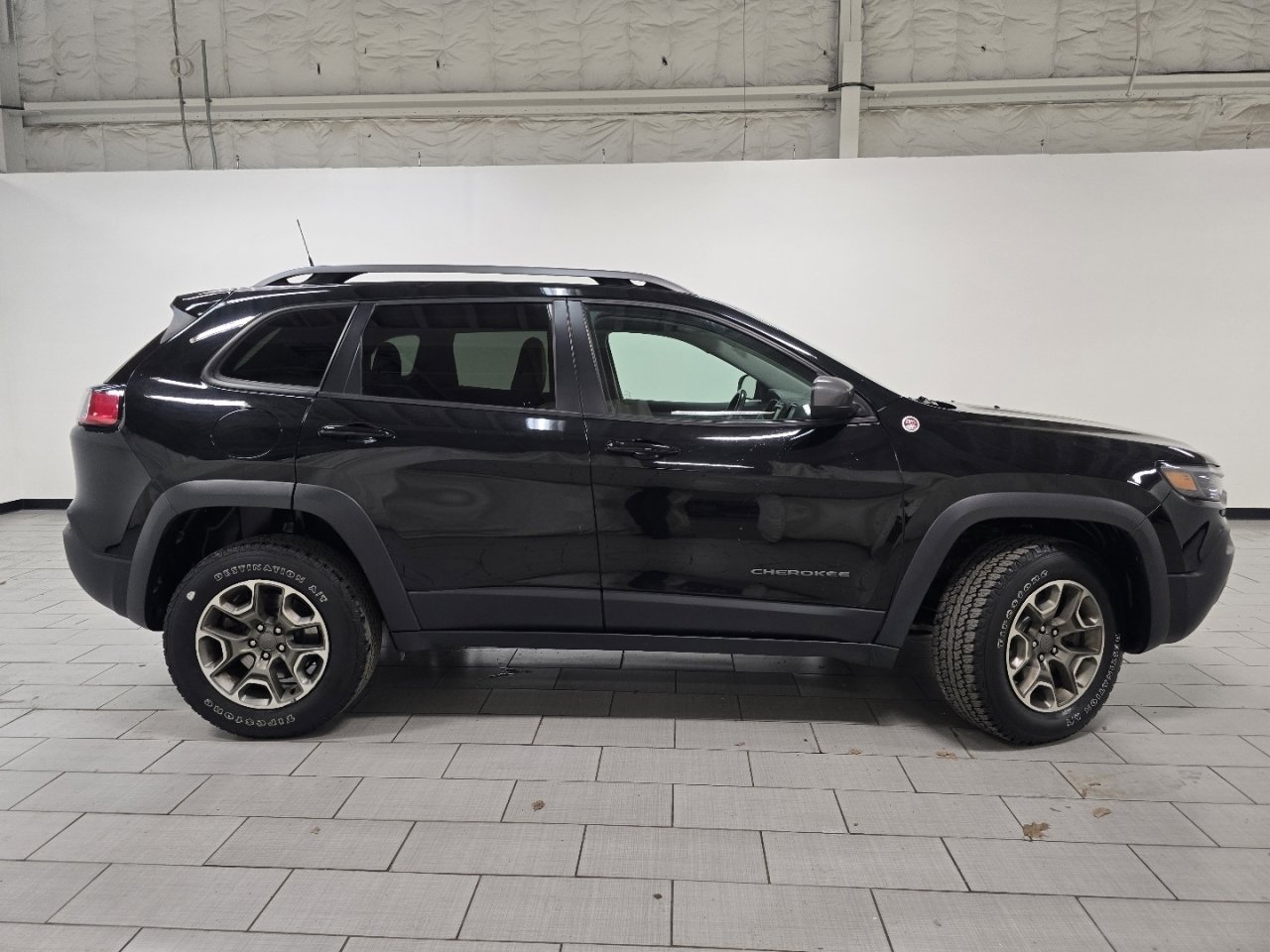 Used 2020 Jeep Cherokee Trailhawk AWD/4WD image 14