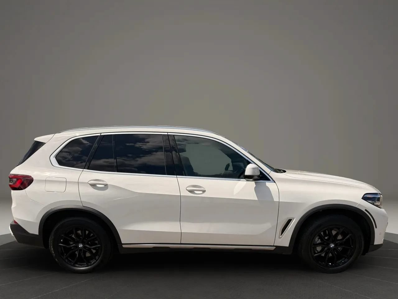 Used 2023 BMW X5 xDrive40i w/ Luxury Seating Package AWD/4WD image 3