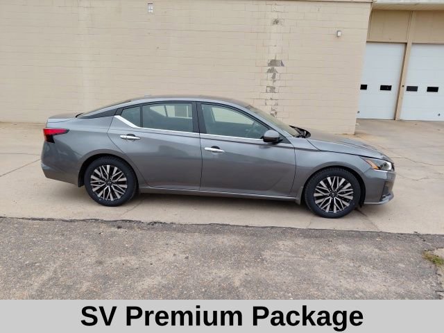 Used 2024 Nissan Altima 2.5 SV w/ SV Premium Package FWD image 3