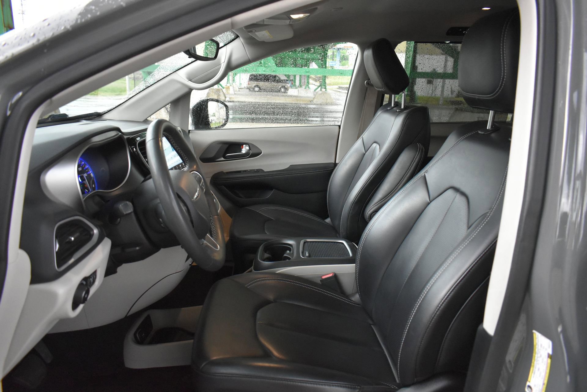 Used 2023 Chrysler Pacifica Touring-L FWD image 16