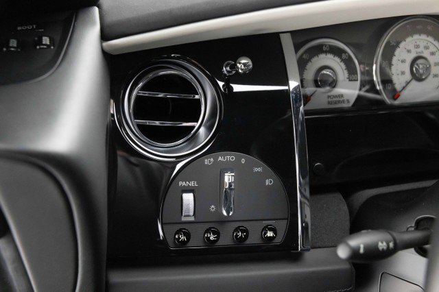 Used 2015 Rolls-Royce Wraith image 32