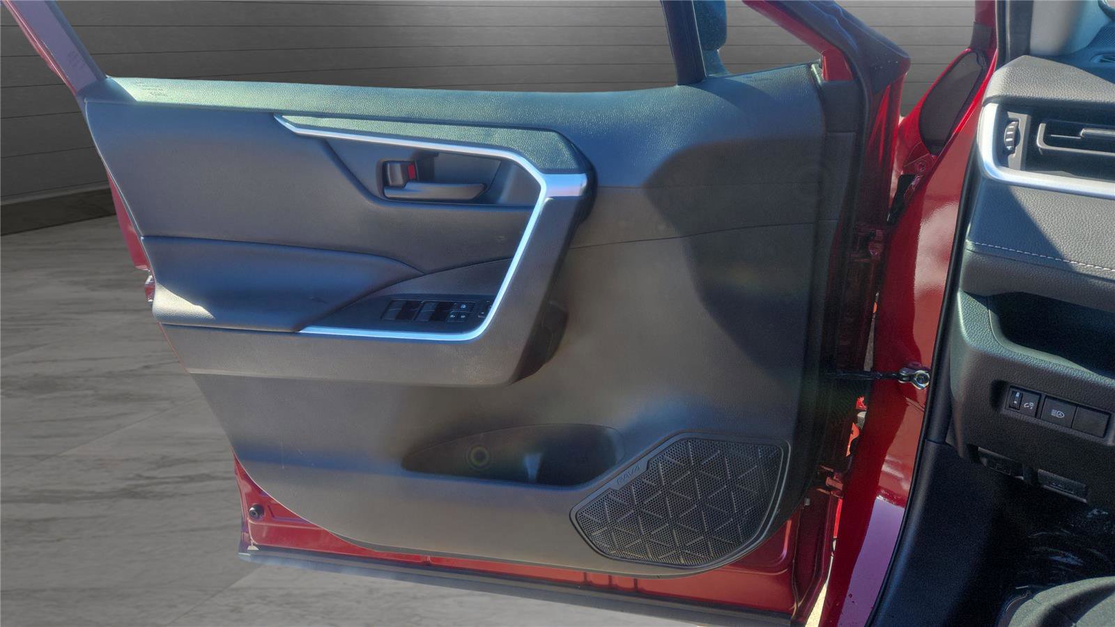 Used 2021 Toyota RAV4 LE image 28