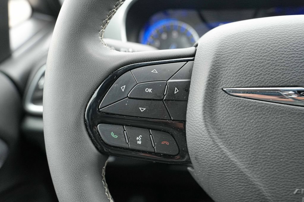 Used 2025 Chrysler Pacifica Limited FWD image 33