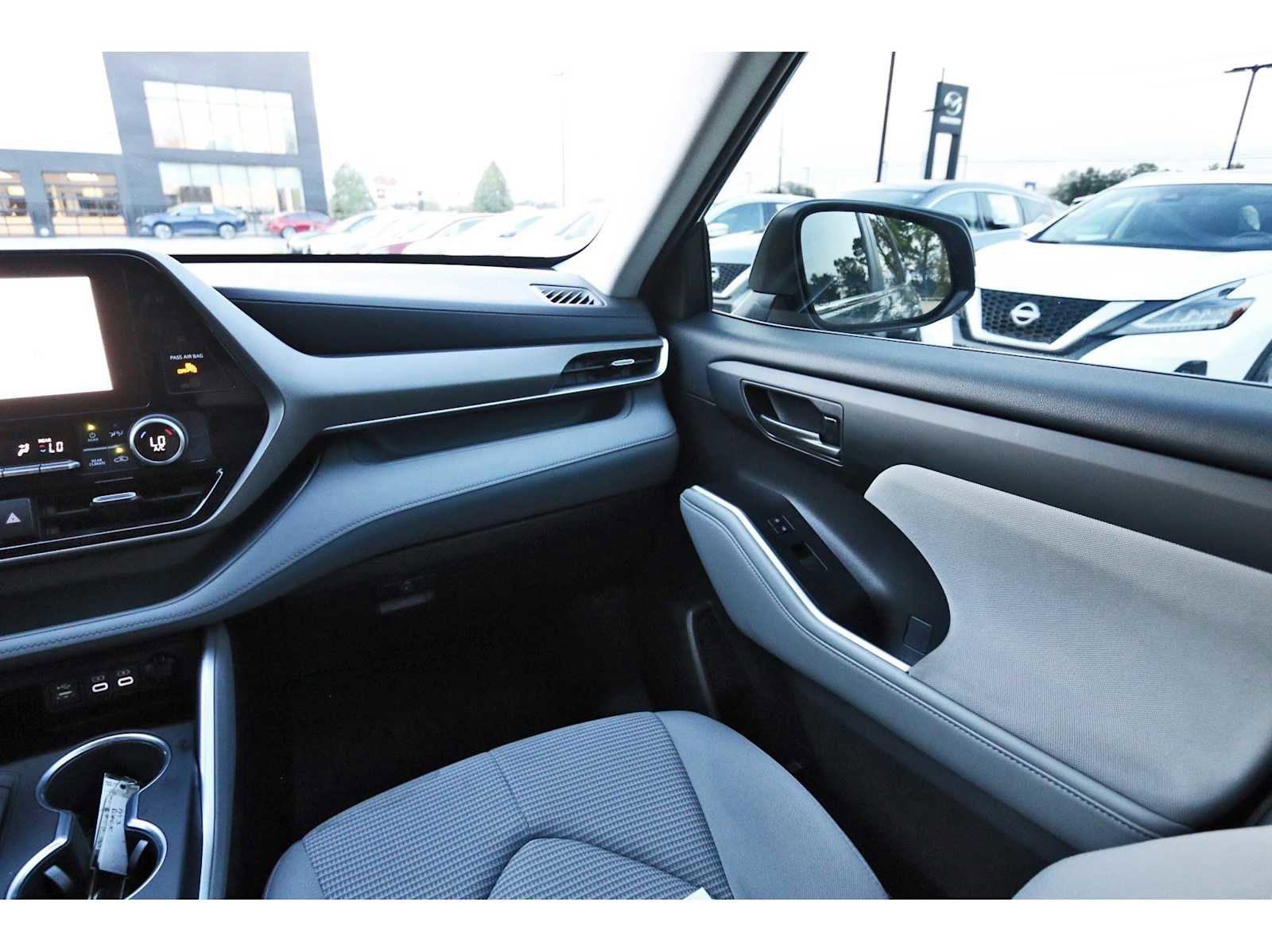 Used 2023 Toyota Highlander LE image 8