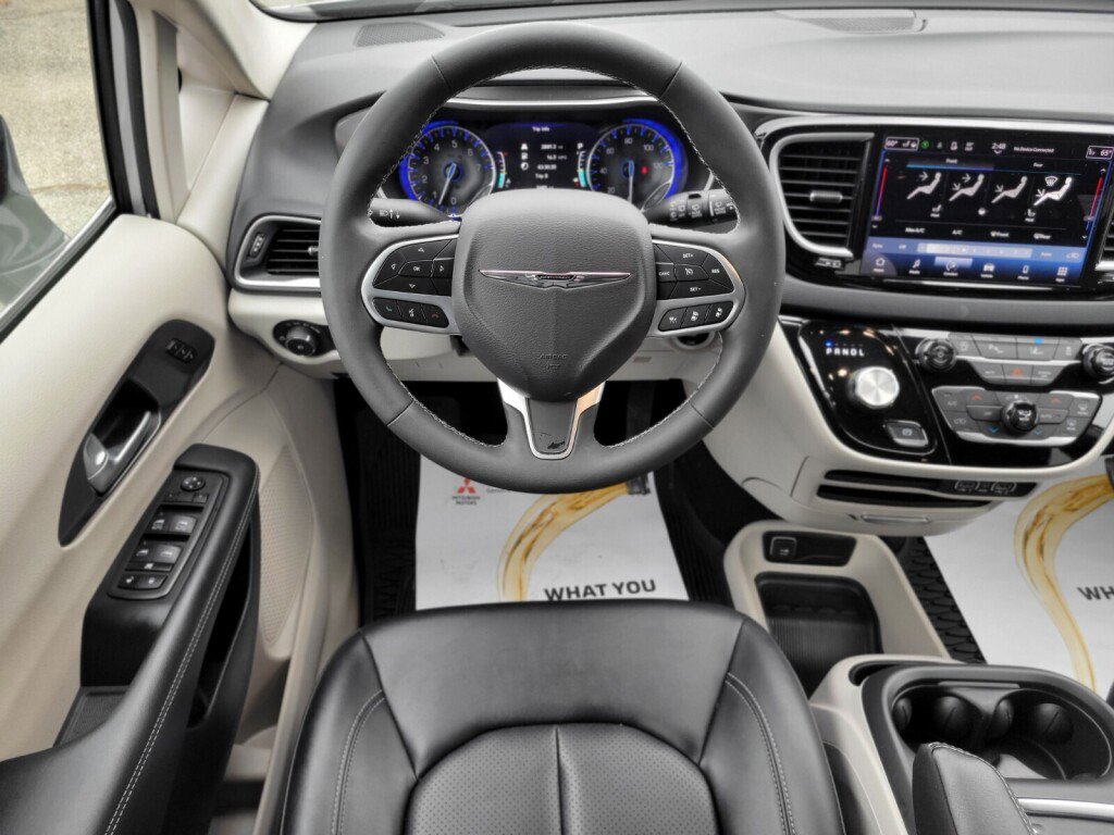 Used 2024 Chrysler Pacifica Touring-L image 11