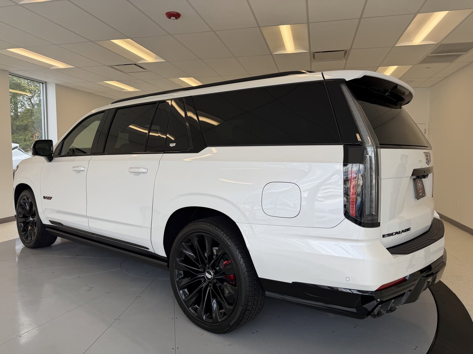 Used 2025 Cadillac Escalade ESV V image 5