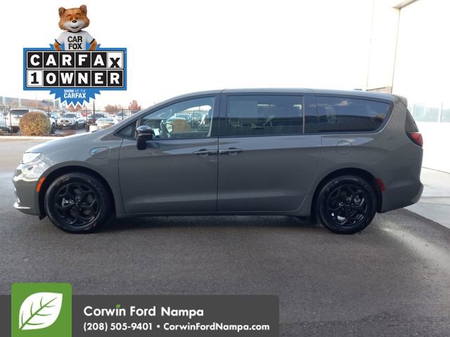 Used 2023 Chrysler Pacifica Limited w/ Uconnect Theater Family Group image 6