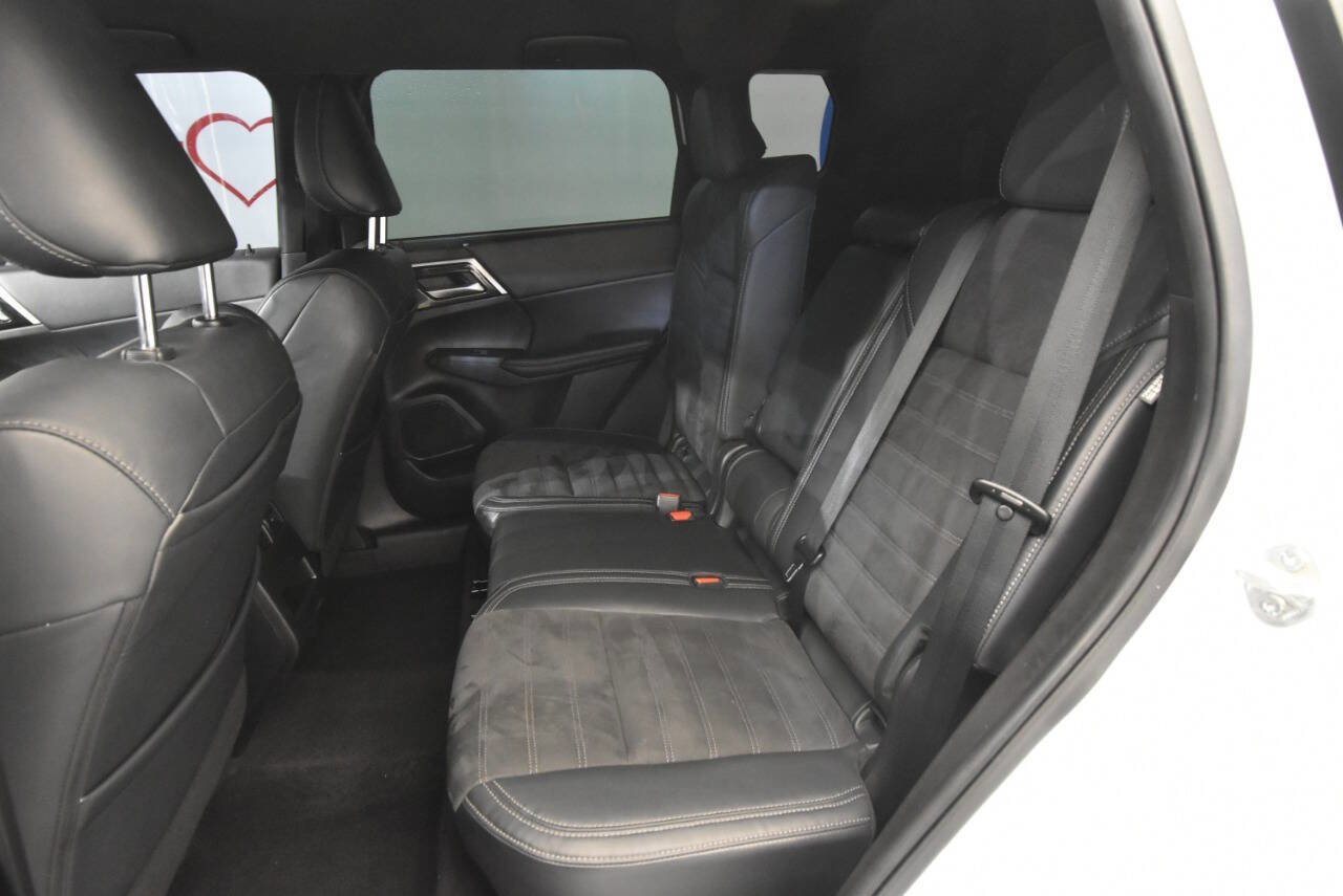 Used 2023 Mitsubishi Outlander SE Black Edition image 13