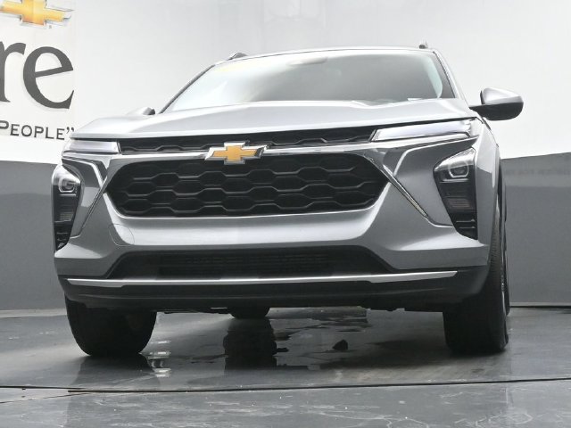 Used 2025 Chevrolet Trax LT FWD image 4