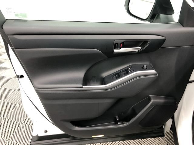 Used 2023 Toyota Highlander XLE AWD/4WD image 13