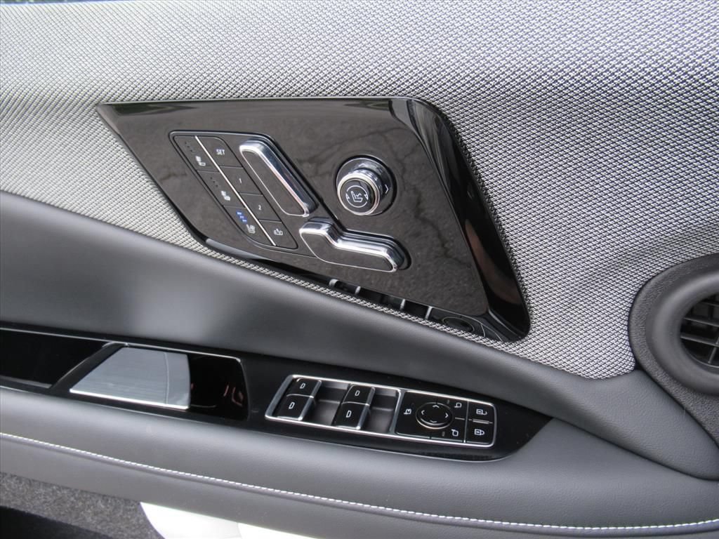 Certified 2025 Cadillac Optiq Luxury 2 w/ LPO, Floor Liner Package AWD/4WD image 20