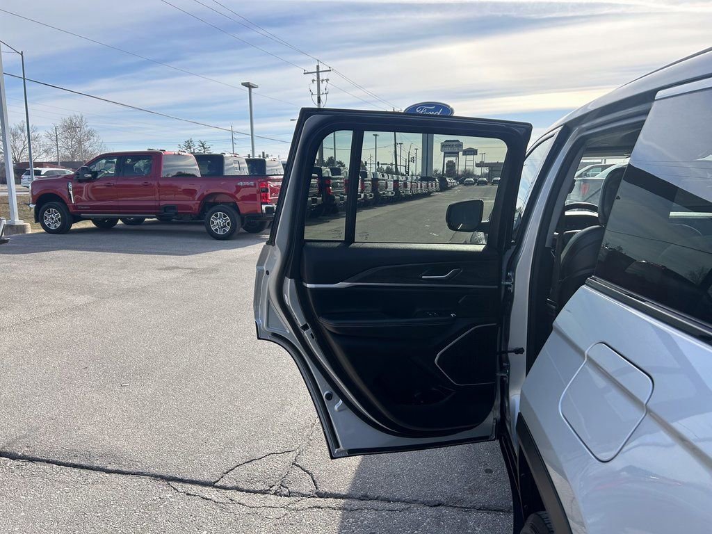 Used 2022 Jeep Grand Cherokee Limited image 14