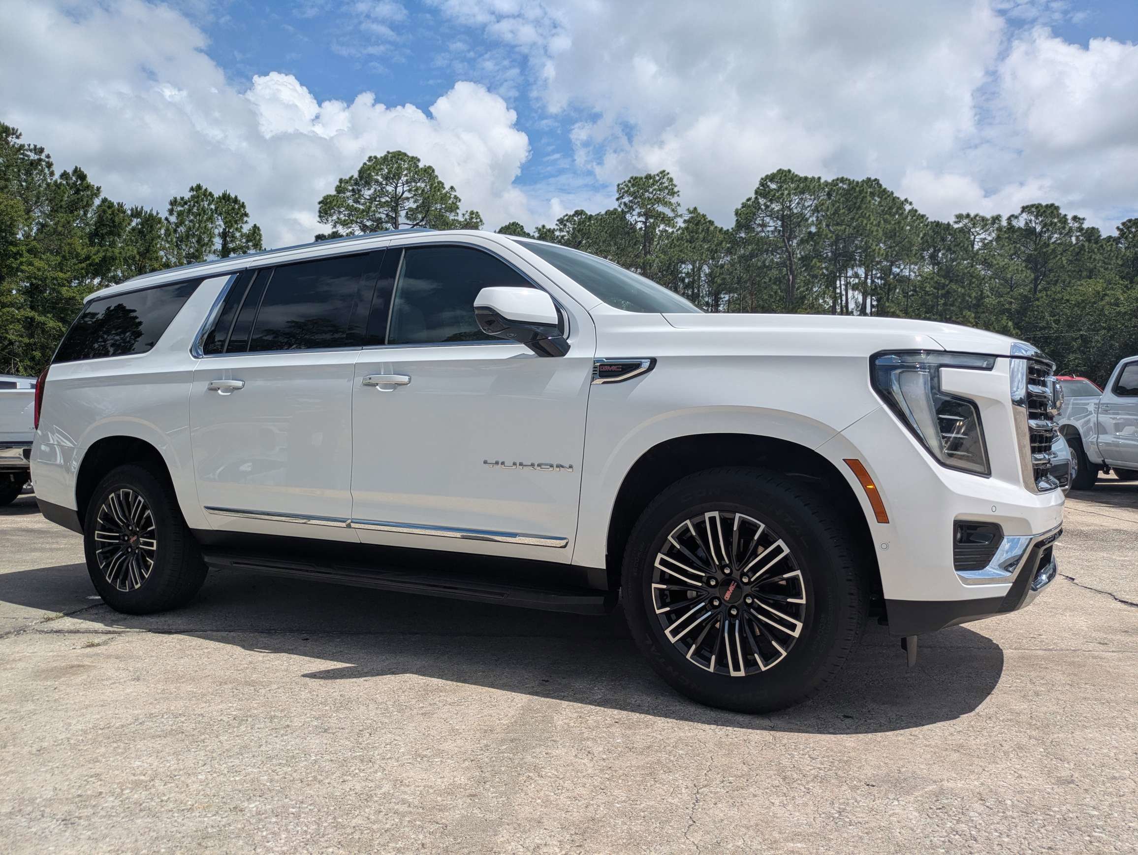 Used 2025 GMC Yukon XL Elevation AWD/4WD image 3