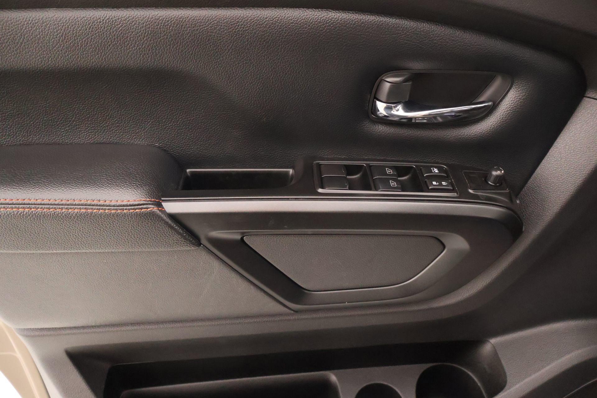 Used 2023 Nissan Titan PRO-4X w/ Pro-4x Convenience Package image 17