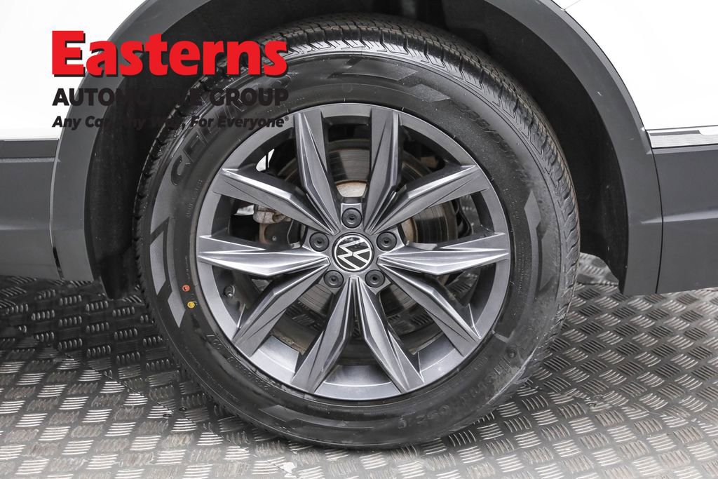 Used 2023 Volkswagen Tiguan SE image 32