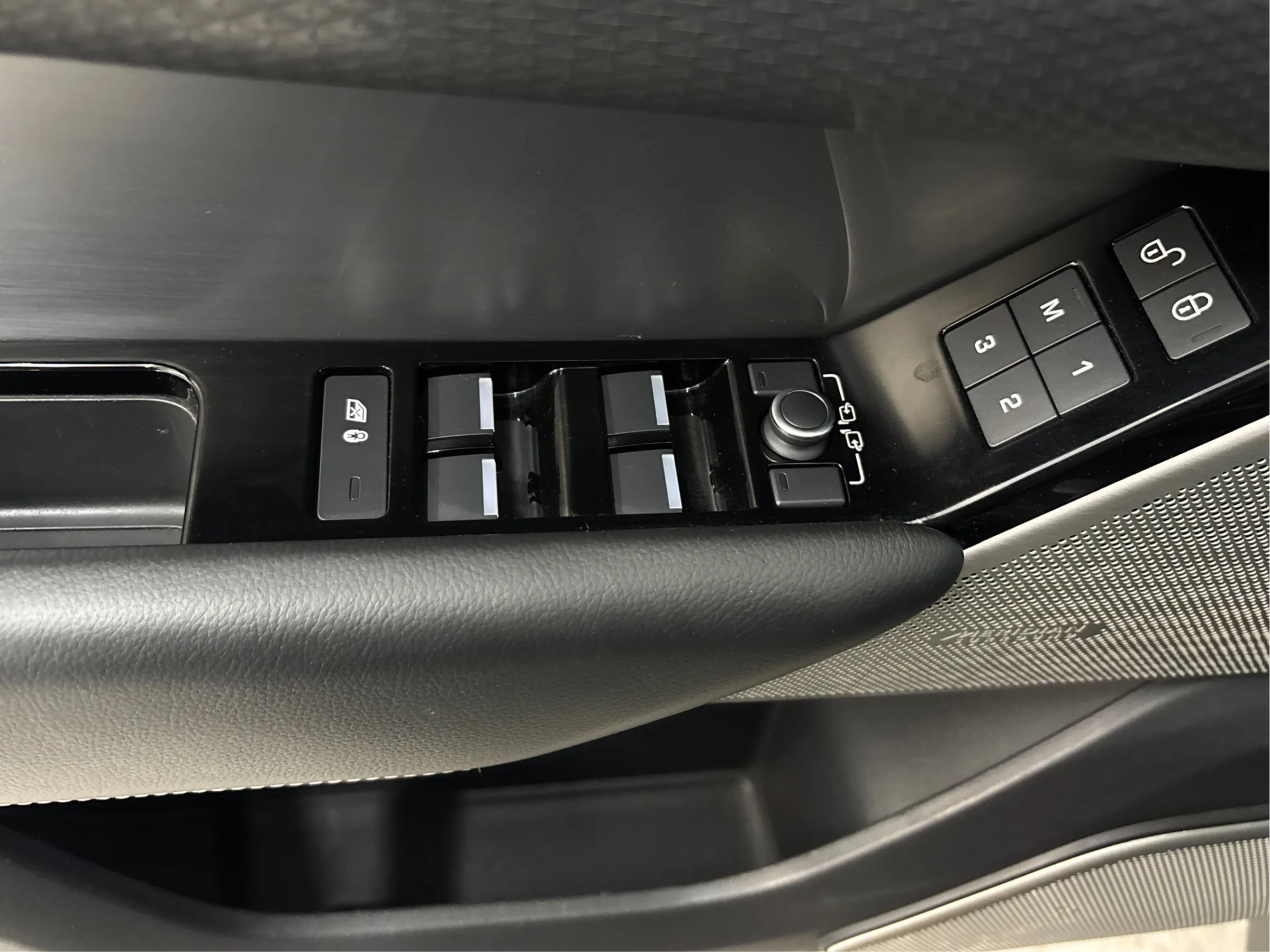Used 2018 Land Rover Range Rover Velar R-Dynamic SE AWD/4WD image 41