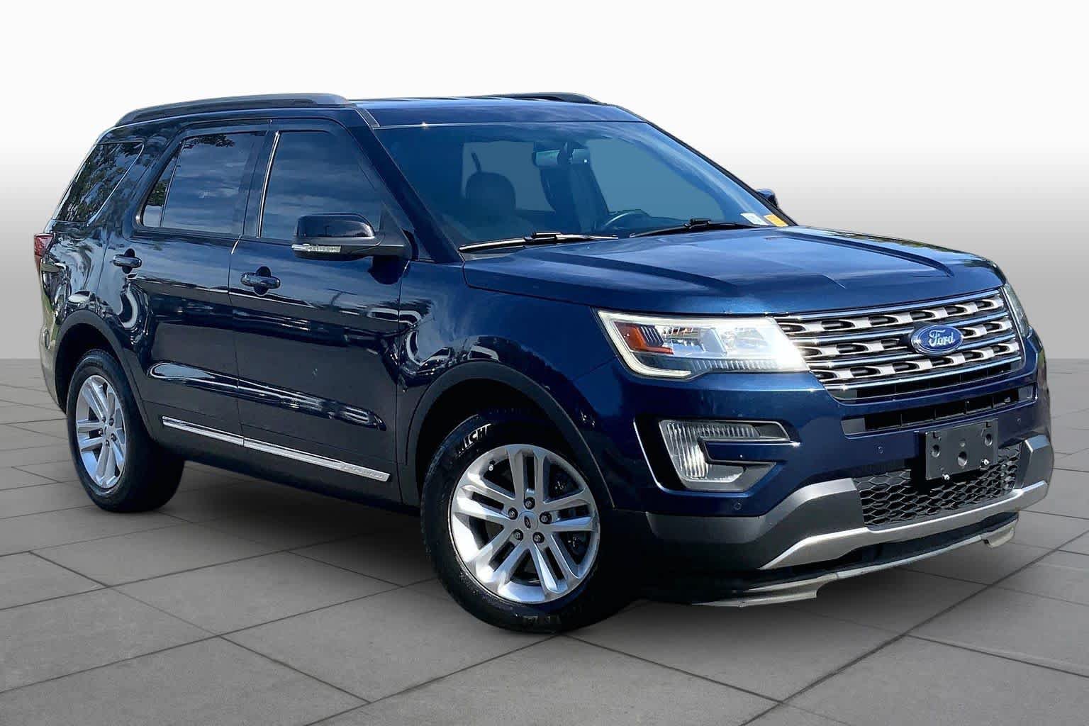 Used 2017 Ford Explorer XLT w/ Equipment Group 202A FWD image 3