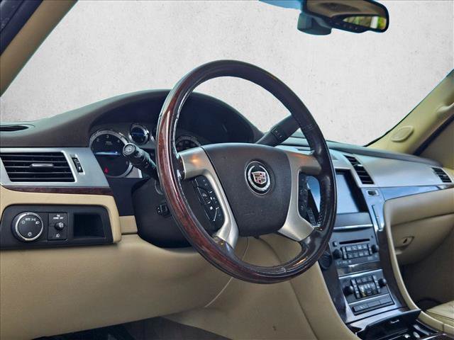 Used 2011 Cadillac Escalade Luxury RWD image 10