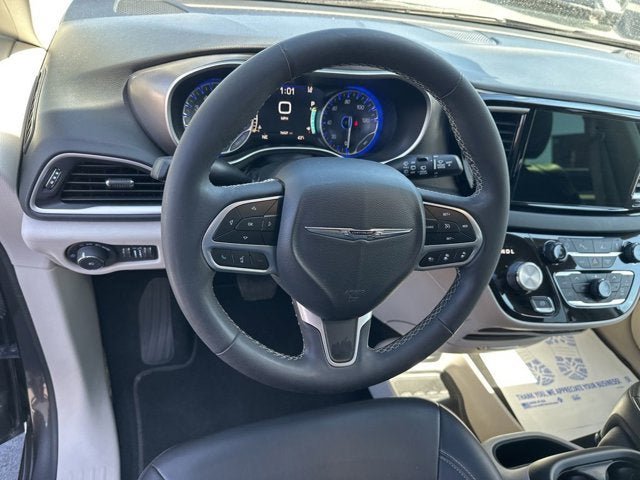 Used 2023 Chrysler Pacifica Touring-L image 14
