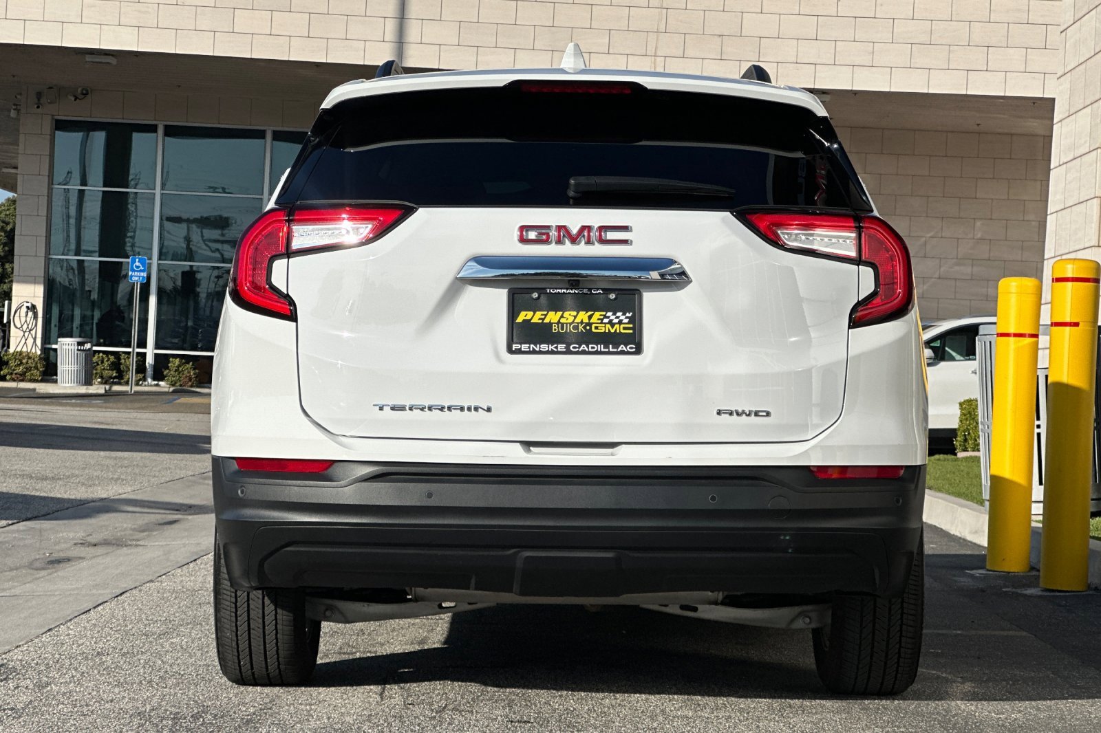 Used 2023 GMC Terrain SLE w/ Driver Convenience Package image 5