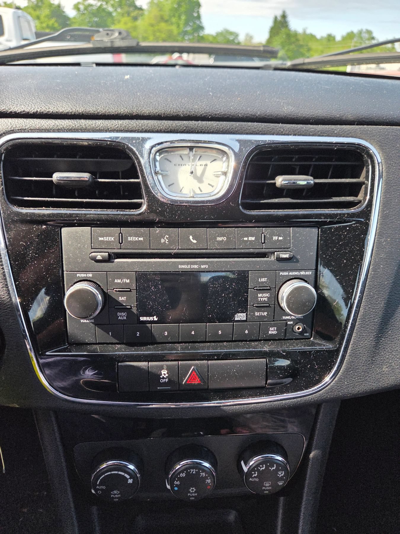 Used 2011 Chrysler 200 Touring FWD image 27