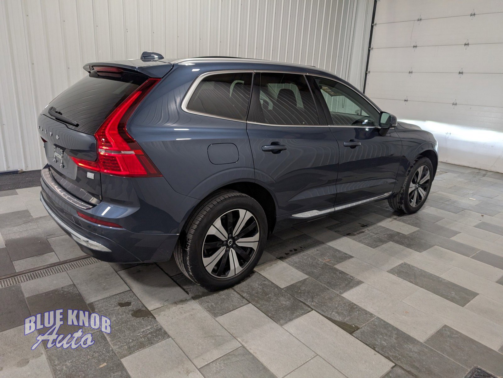 Used 2023 Volvo XC60 T8 Core image 4