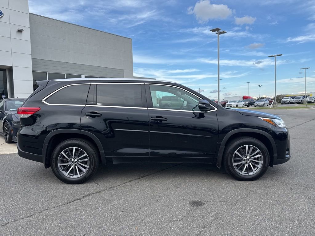 Used 2018 Toyota Highlander XLE image 2