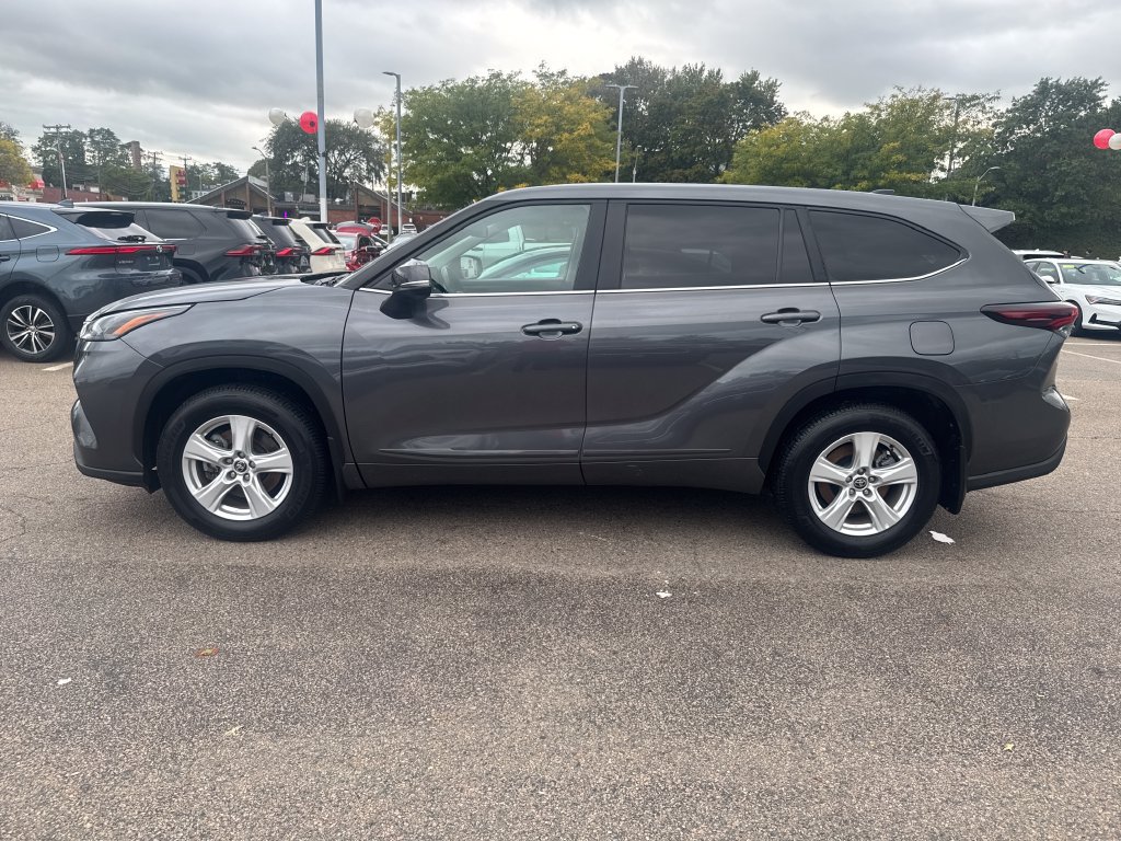 Used 2025 Toyota Highlander LE AWD/4WD image 4