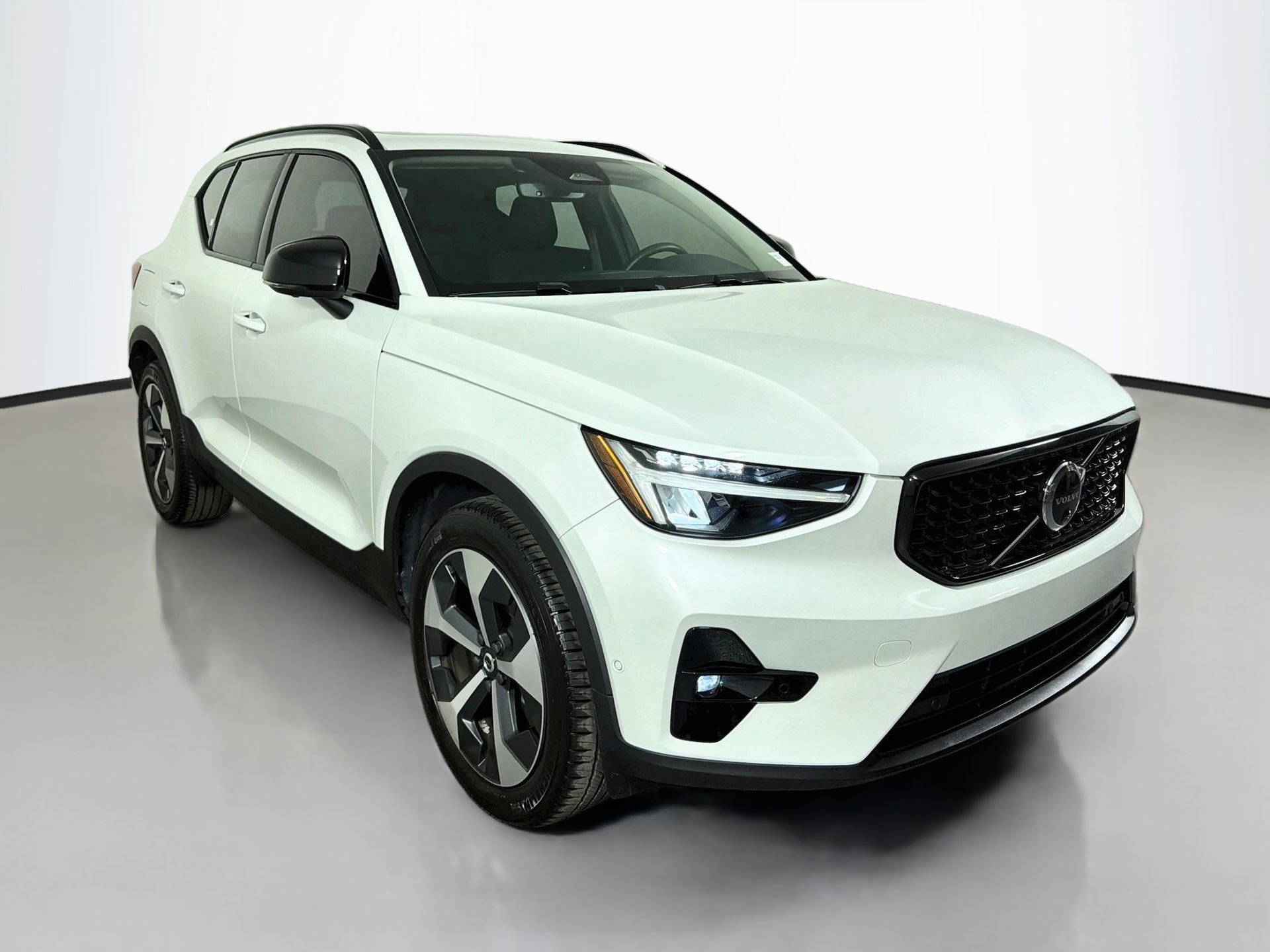 Certified 2023 Volvo XC40 B4 Plus w/ Protection Package Premier FWD image 3