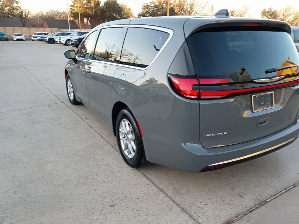Used 2025 Chrysler Pacifica Select image 12