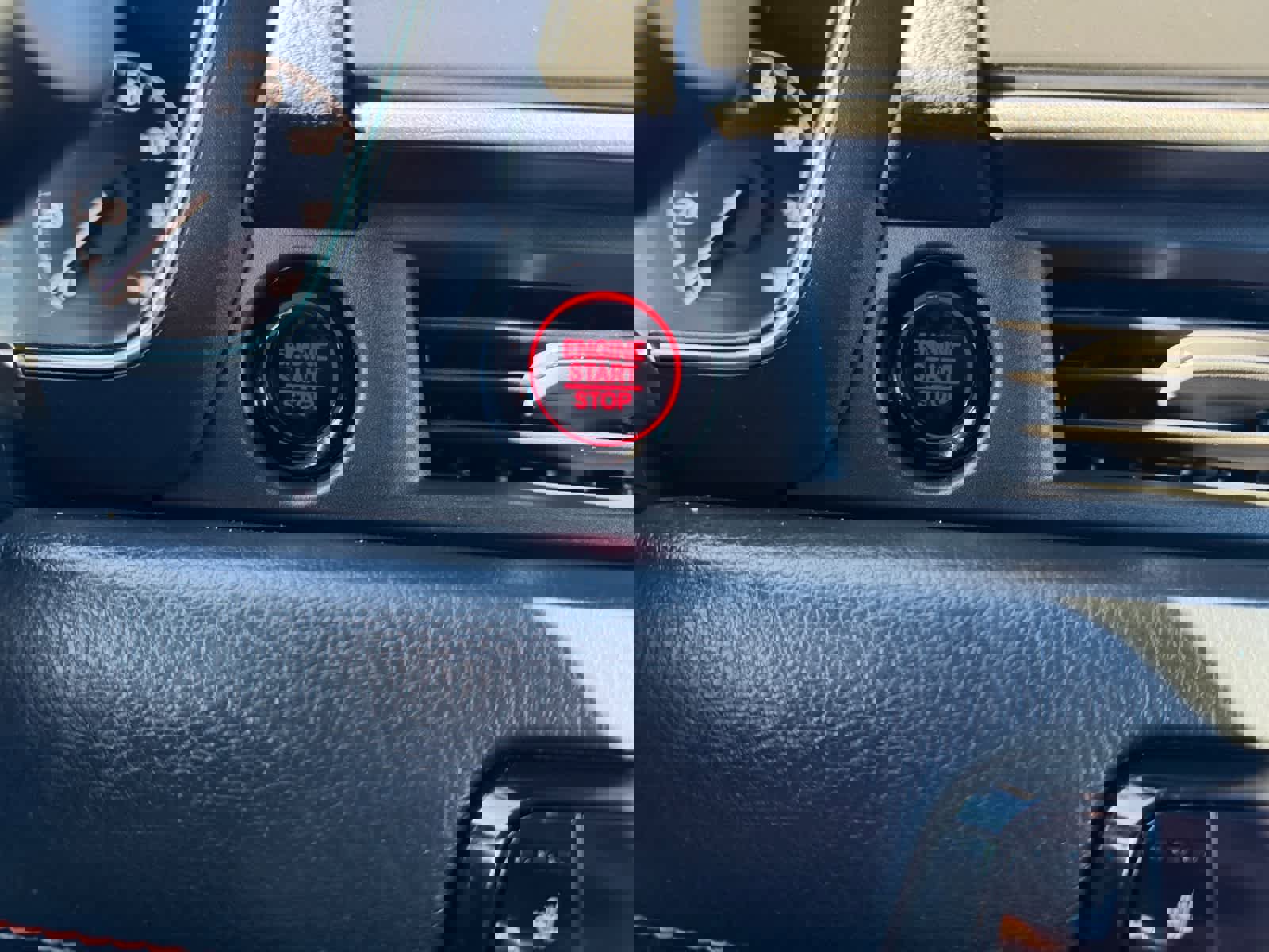 Used 2025 Honda Pilot Sport image 25