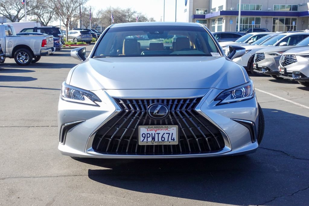 Used 2025 Lexus ES 300h w/ Premium Package image 2