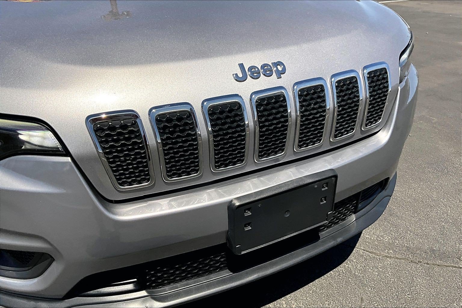 Used 2019 Jeep Cherokee Latitude w/ Cold Weather Group AWD/4WD image 26