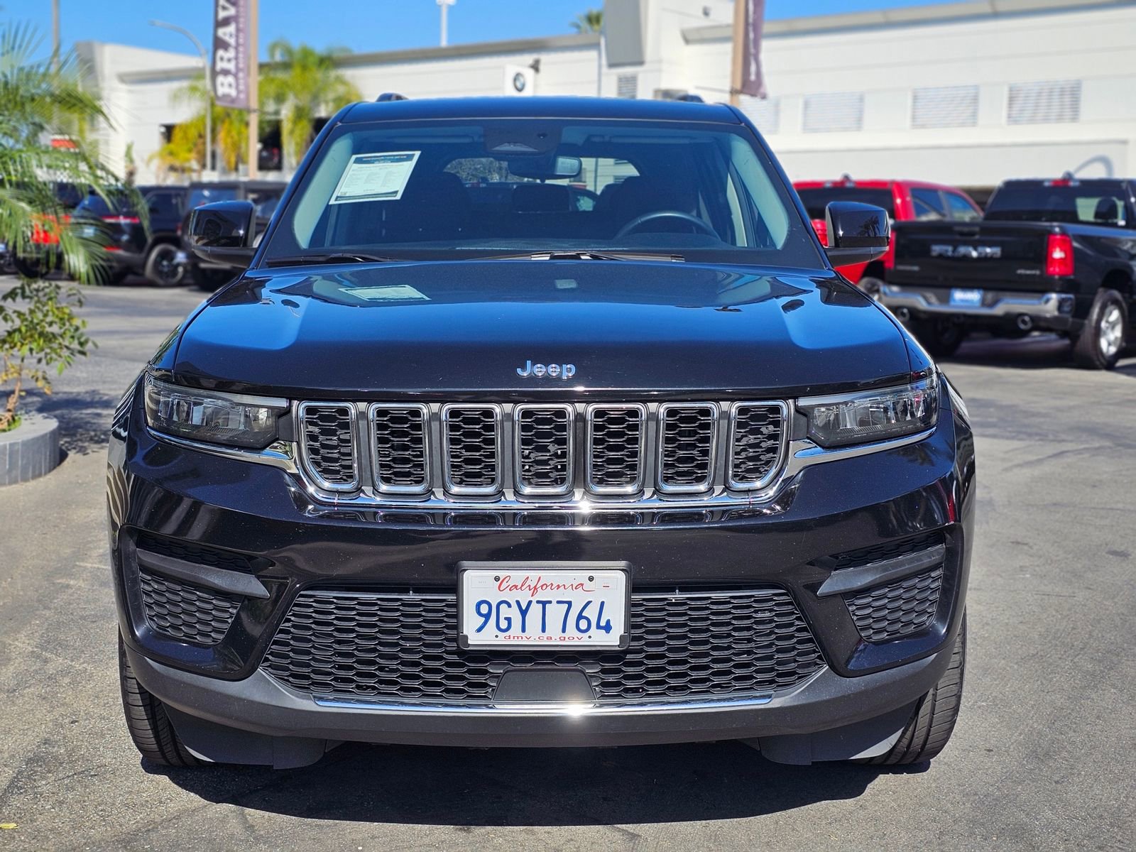 Used 2023 Jeep Grand Cherokee Laredo image 2