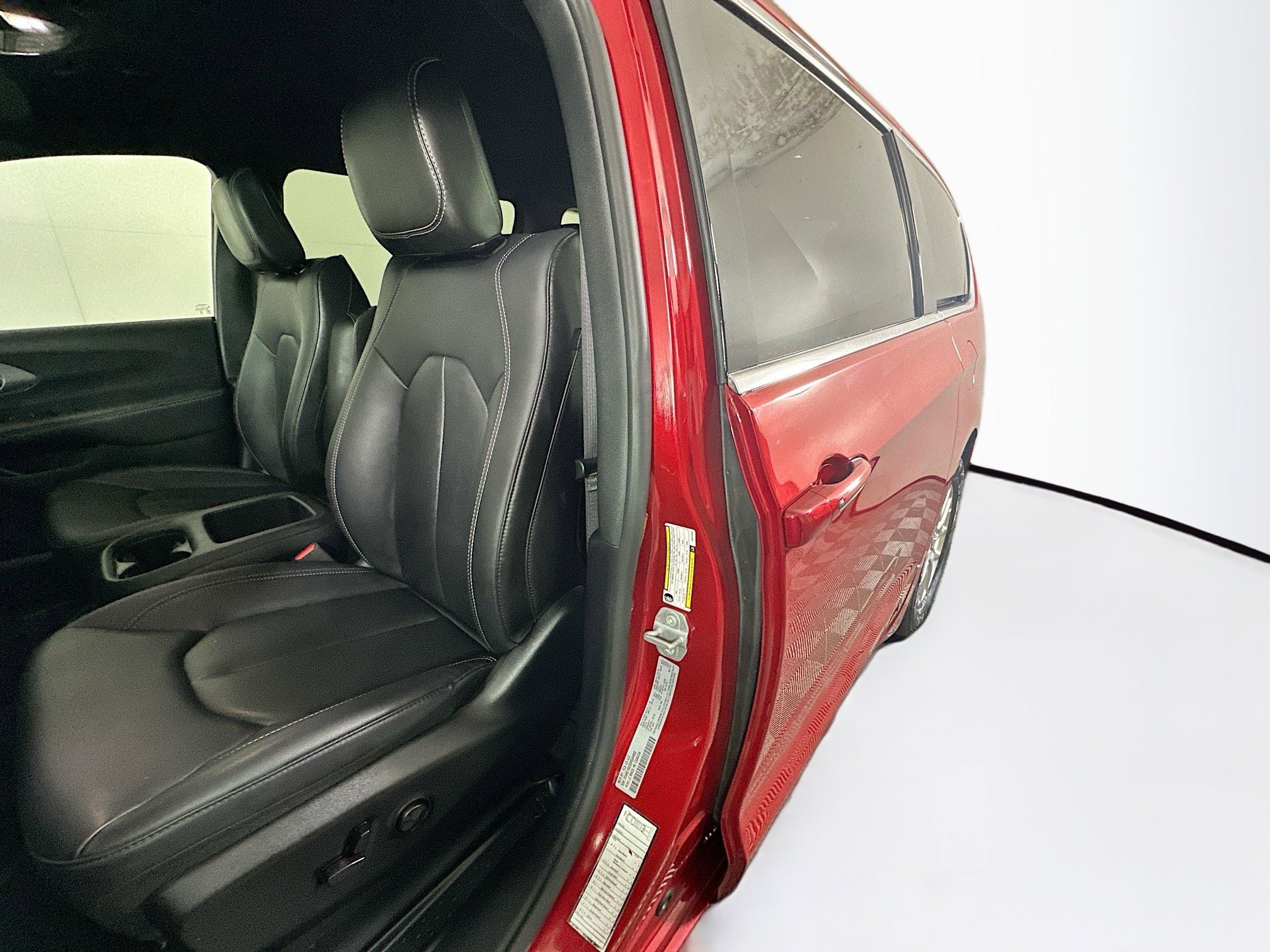 Used 2025 Chrysler Pacifica Select FWD image 12