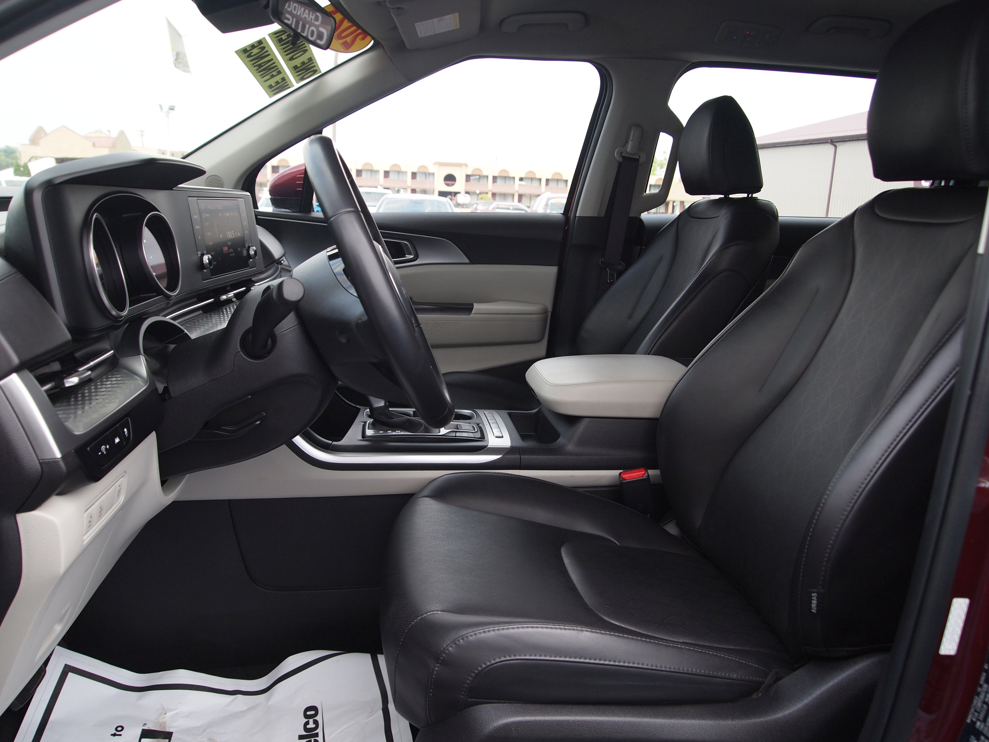 Used 2023 Kia Carnival LX FWD image 16