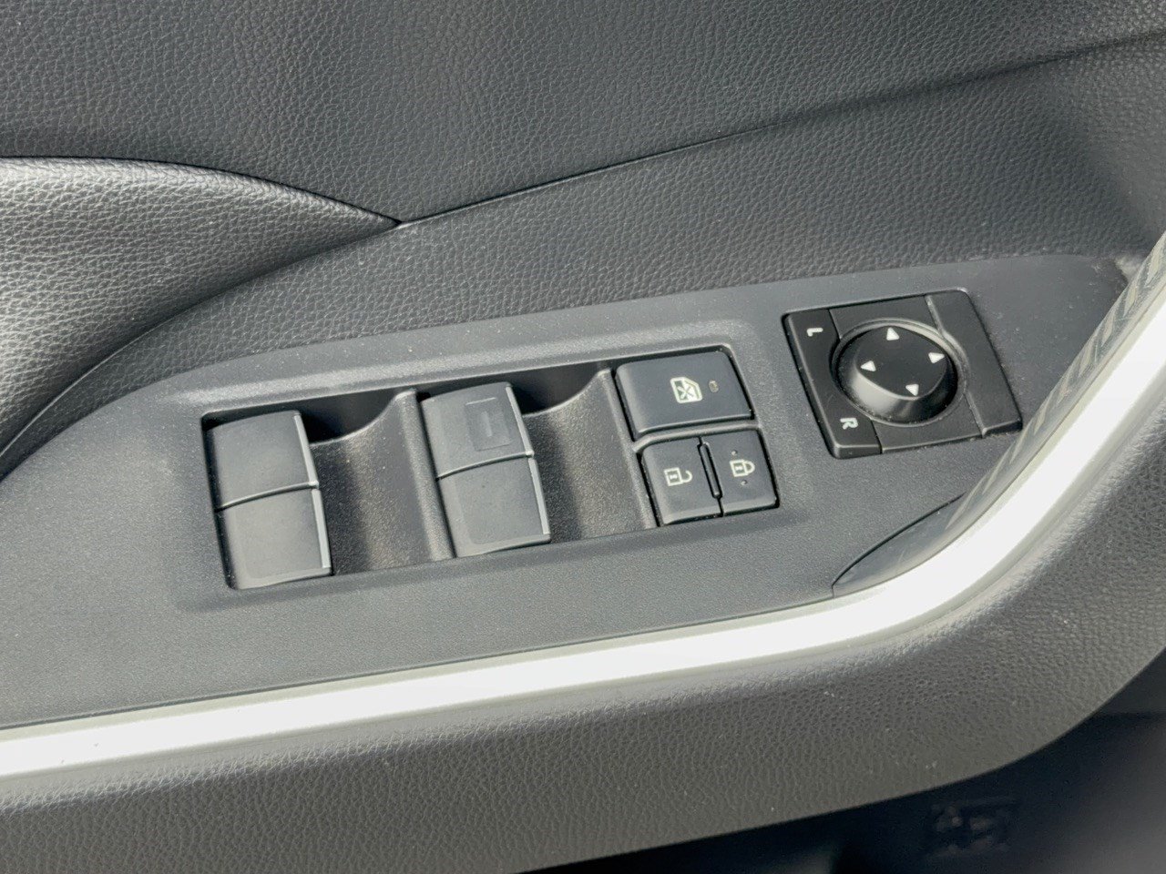 Used 2019 Toyota RAV4 XLE Premium FWD image 15