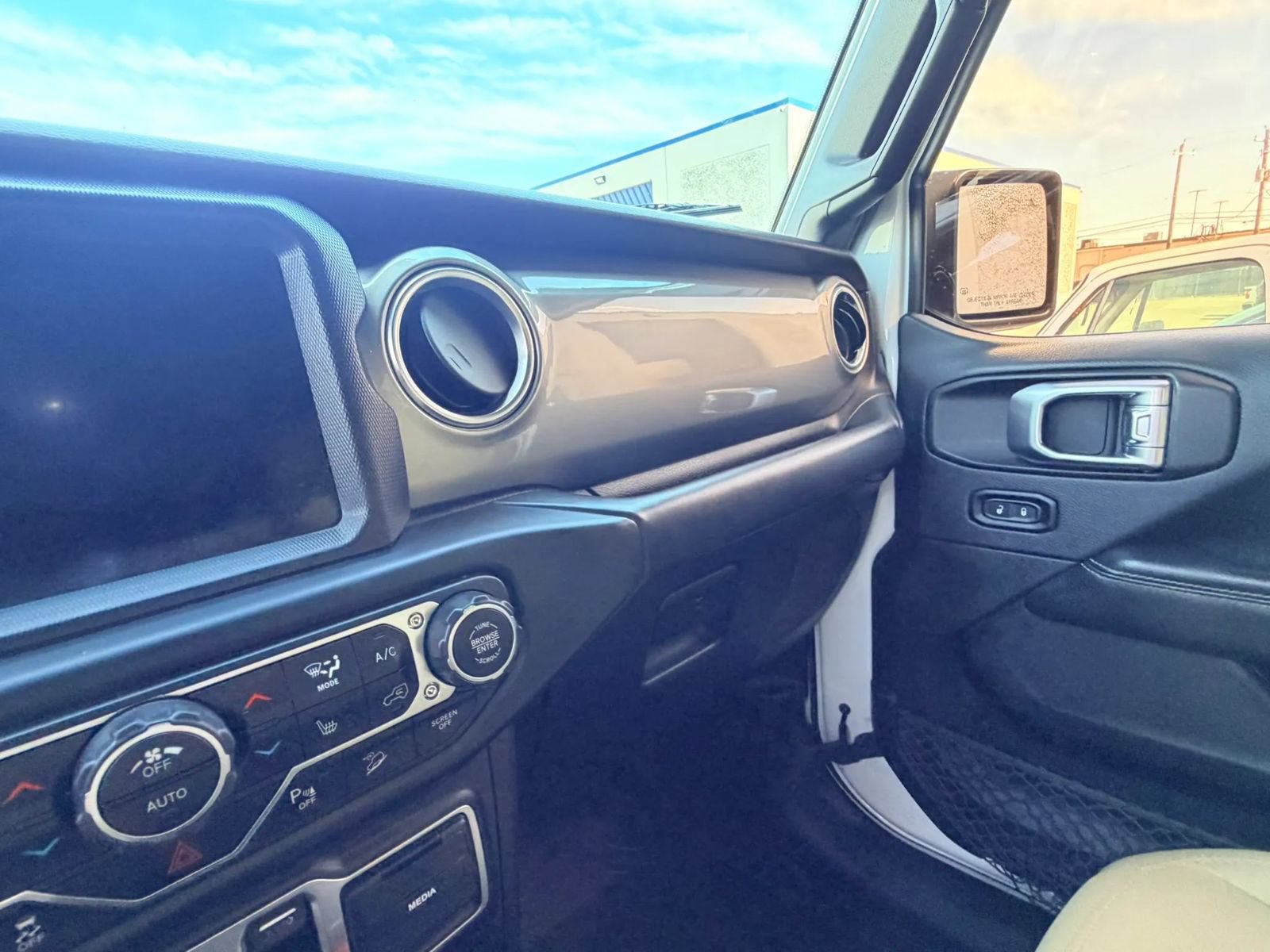 Used 2018 Jeep Wrangler Unlimited Sahara AWD/4WD image 14