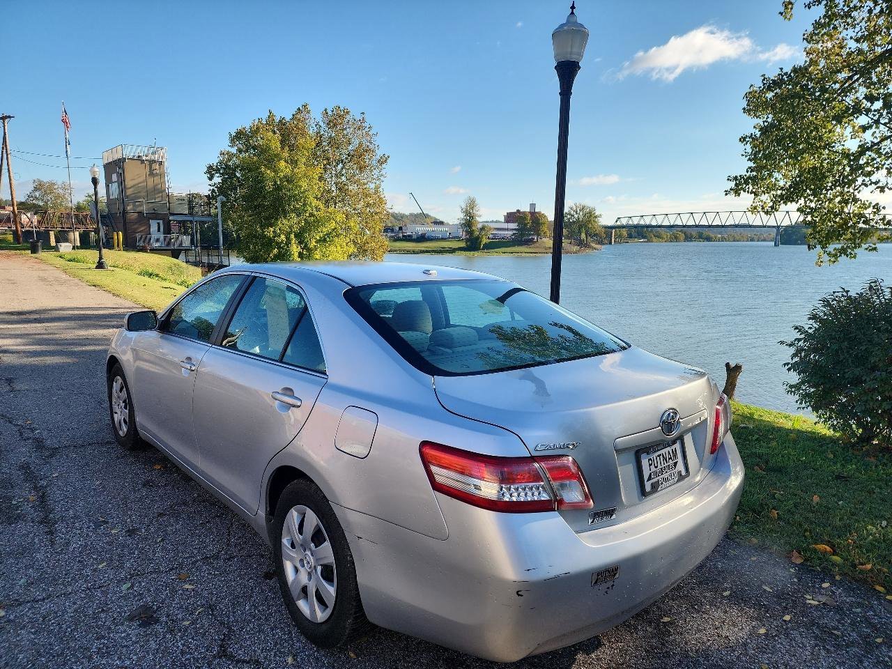 Used 2010 Toyota Camry SE FWD image 3