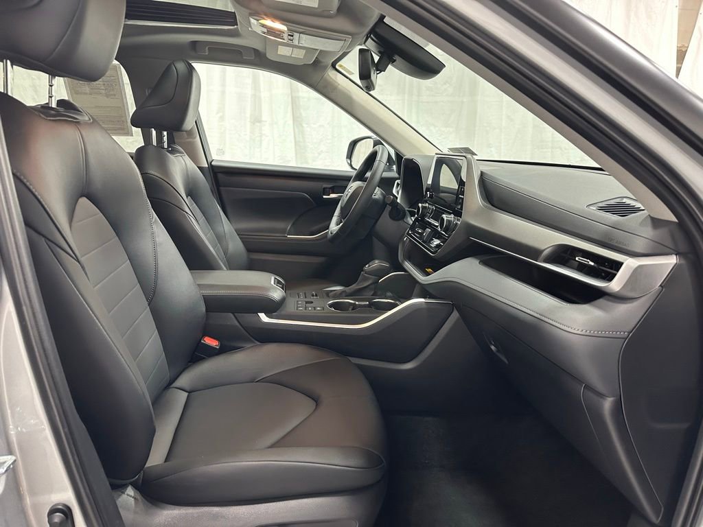 Used 2025 Toyota Highlander XLE AWD/4WD image 66