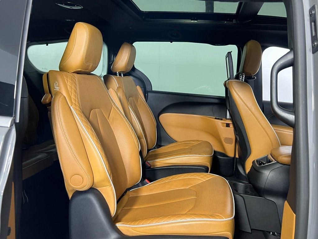 Used 2023 Chrysler Pacifica Pinnacle image 32