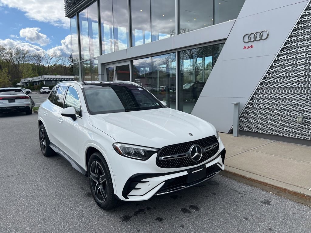 Used 2025 Mercedes-Benz GLC 300 4MATIC image 3