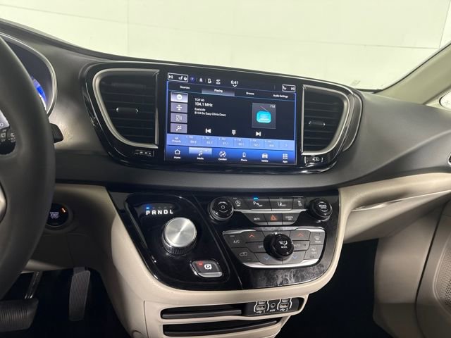 Used 2023 Chrysler Pacifica Touring-L image 30