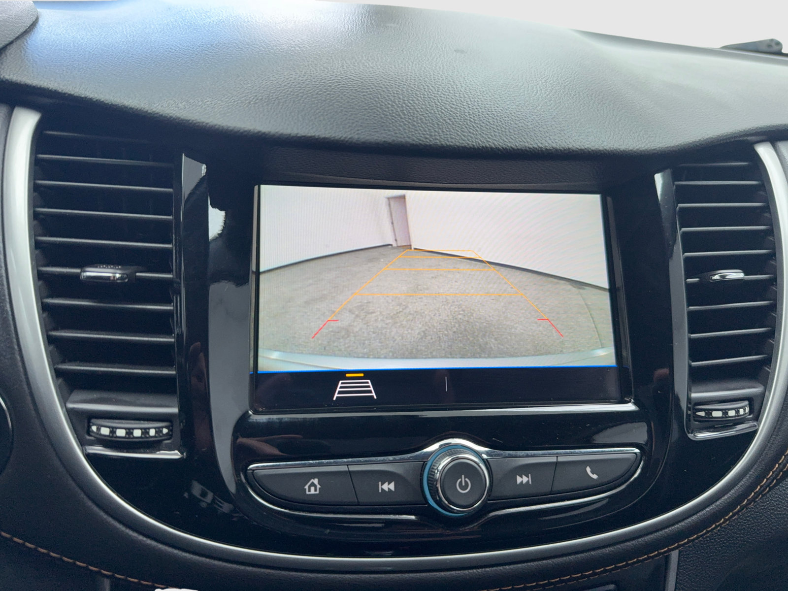 Used 2019 Chevrolet Trax LT w/ LT Convenience Package FWD image 17
