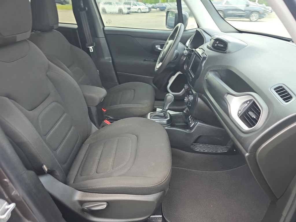 Used 2018 Jeep Renegade Latitude FWD image 15