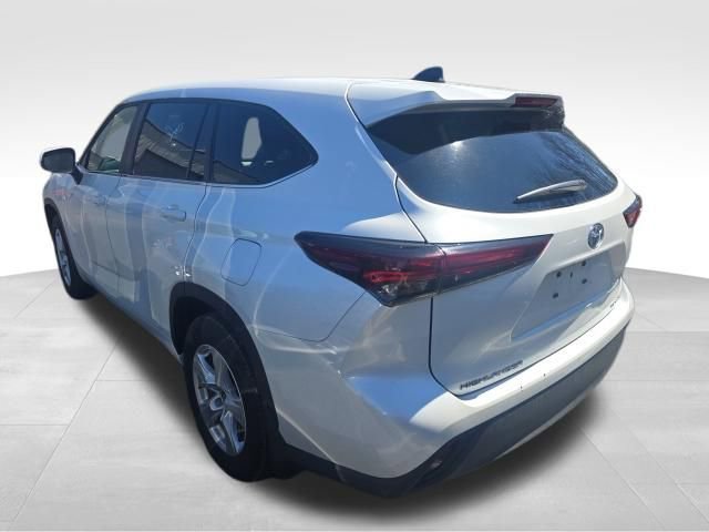 Used 2025 Toyota Highlander LE image 3