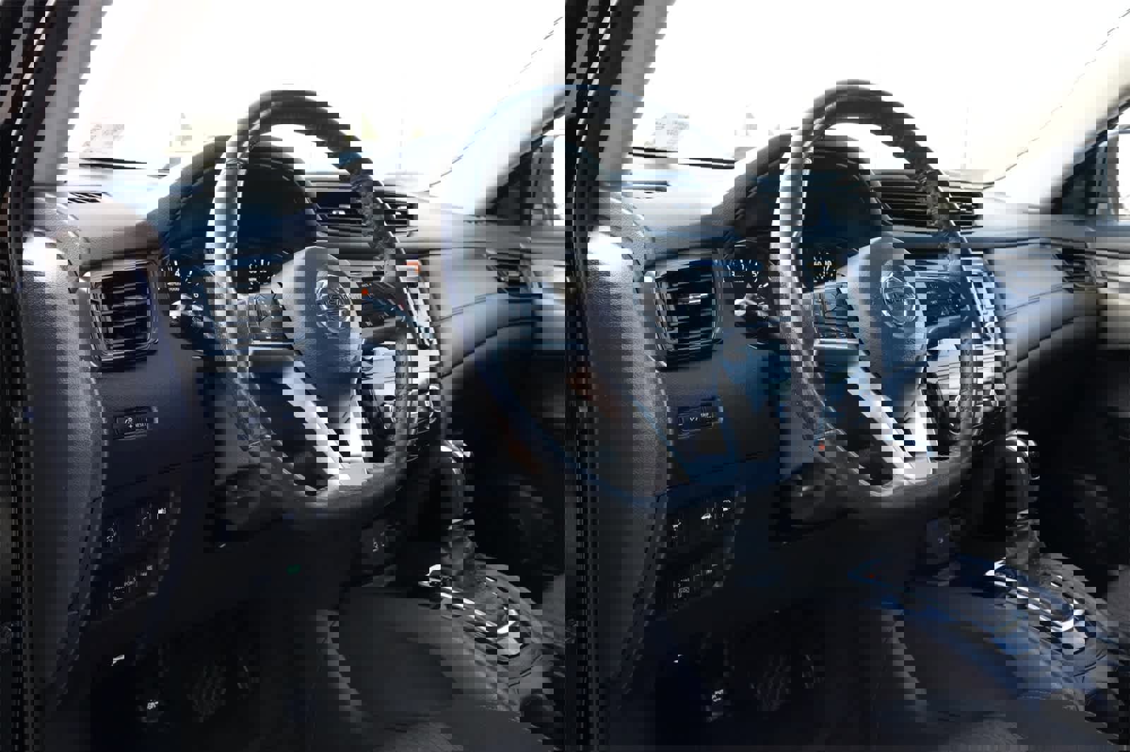 Used 2018 Nissan Rogue SV image 16