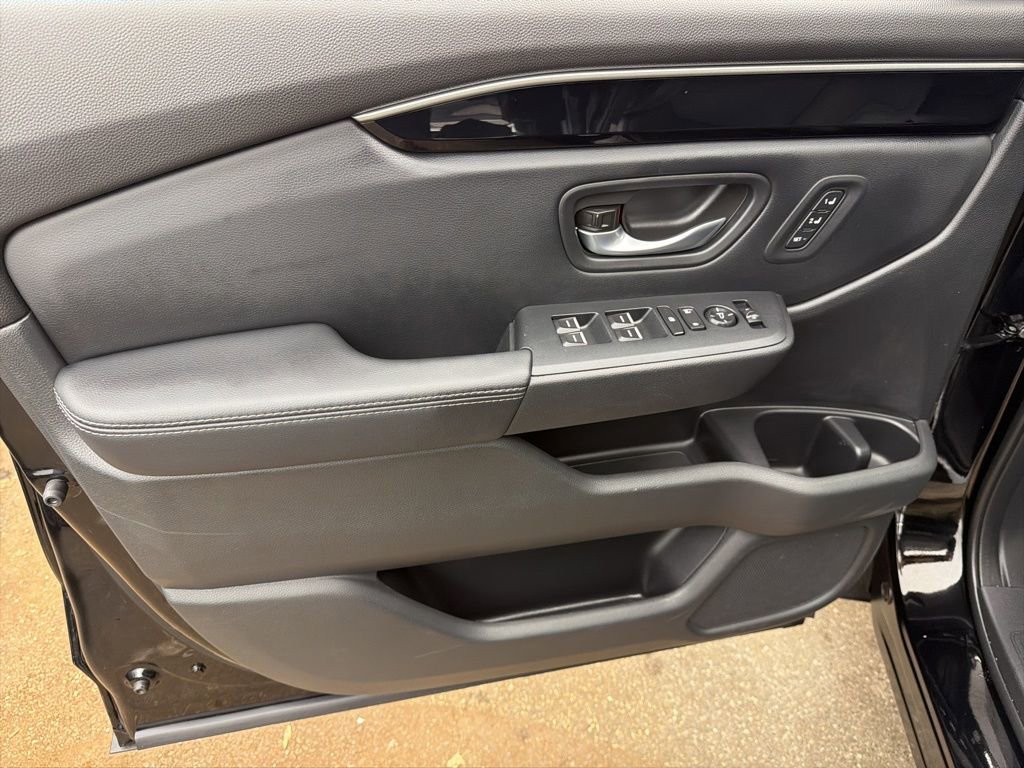 Used 2025 Honda Pilot Touring image 11